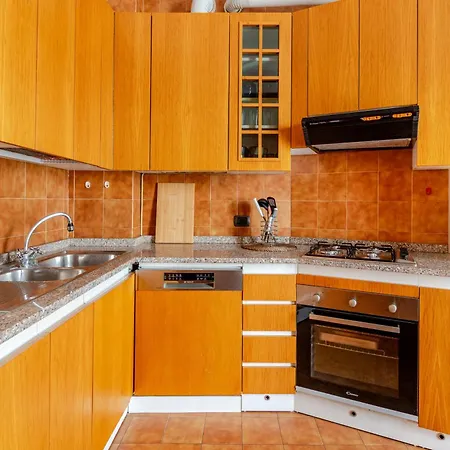 Apartment Spacious With Three Bedroom And Large Kitchen *