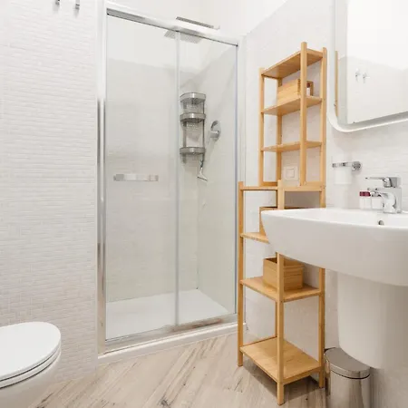 Guesthost - Lovely Flat Near Frattini M4 Milán
