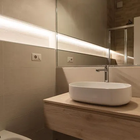 Youhosty - With Ac, Metro Stop Apartment