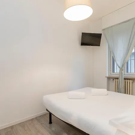 Comfortable Two-room Porta Romana M3 アパート ミラノ