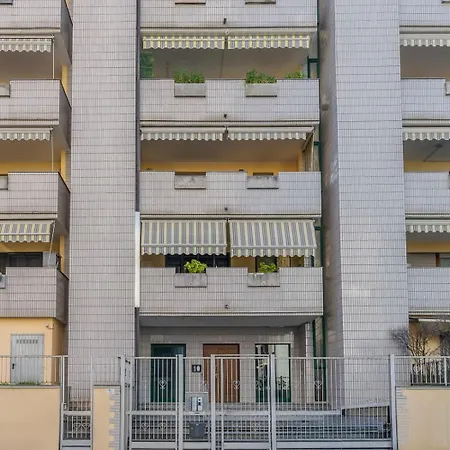 Homey Grandeur - Spacious With Terrace & Wi-fi Apartment