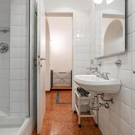アパート 4 Min From Porta Genova Station With Whirlpool