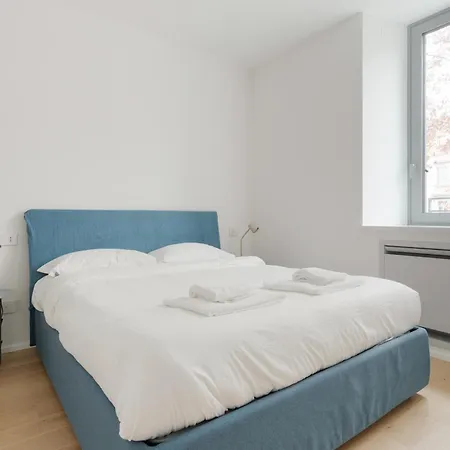Guesthost - Cozy Balcony Porta Romana Daire Milano