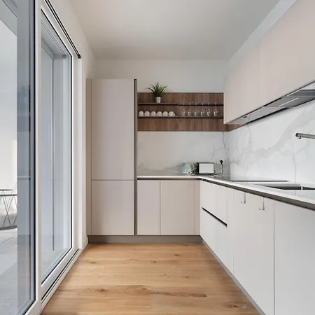 Guesthost - Modern Terrace Flat Lambrate Milan