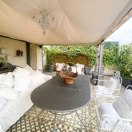 Cozy With Balcony Metro Minutes Away Appartement