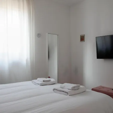 Elegante - 2 Camere, 2 Bagni, Garage E Balcone Appartement