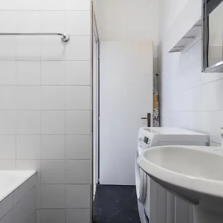 Bright Two-room In The Heart Of Chinatown *