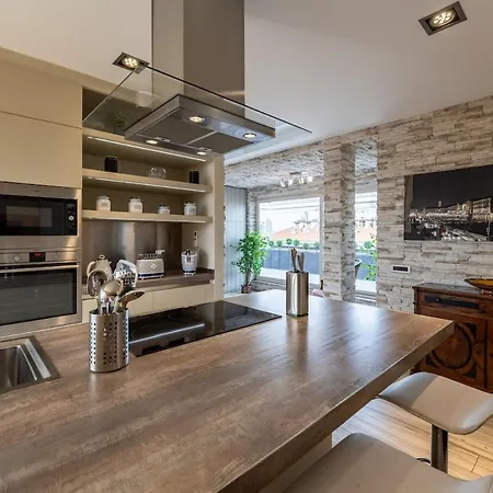 Apartmán Skyline Penthouse - Terrazzo Panoramico & Metro 5min *