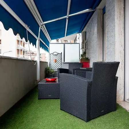 Family 2br With Balcony, Near Metro Apartment Milan