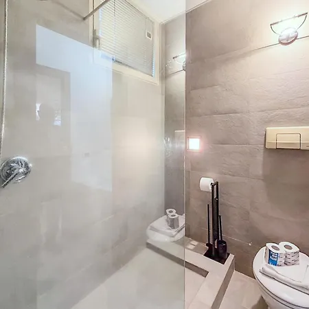 Апартаменты Isola Oasis - Loft With Garden & Free Private Garage