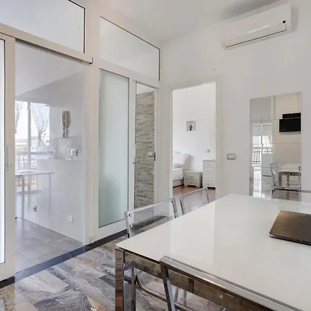 アパート Quadrilocale Luminoso Con Balcone ミラノ