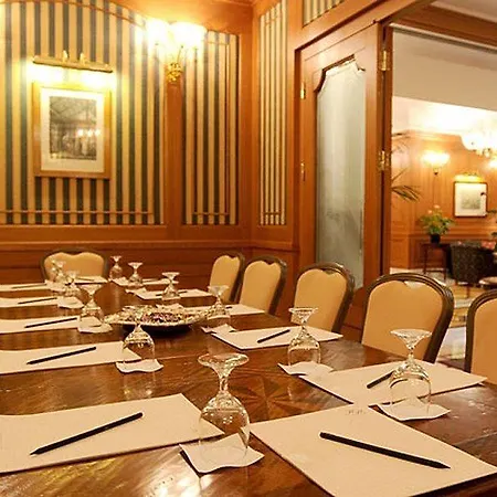 曼佐尼酒店