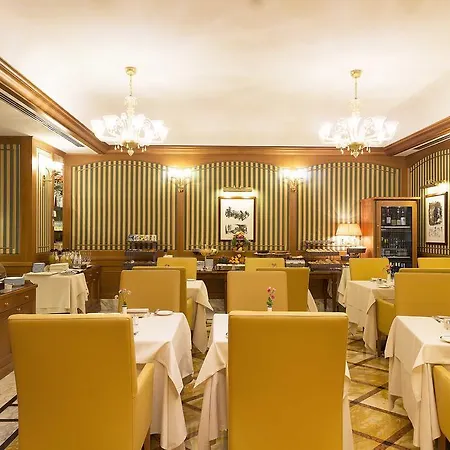 曼佐尼酒店
