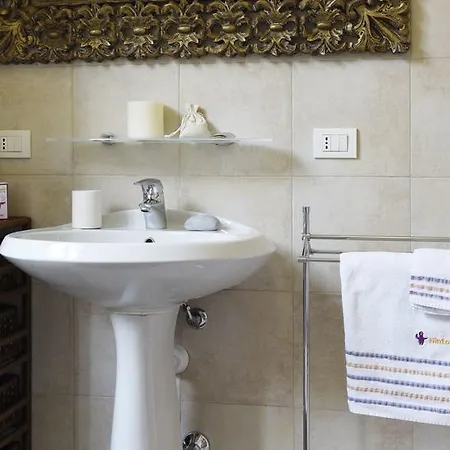 Hintown House Of Mirrors Apartment Milan