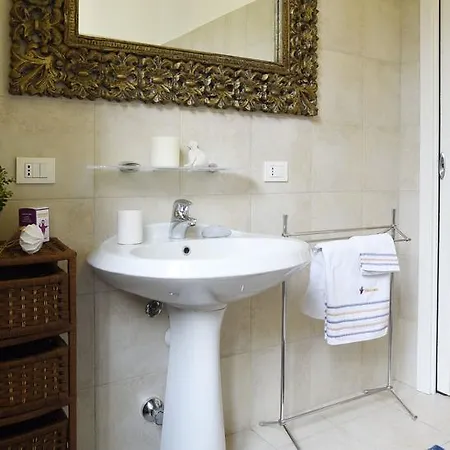 Hintown House Of Mirrors Apartment