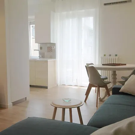 House Of Mirrors Apartment *