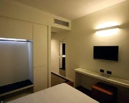 Monopole 3* Μιλάνο