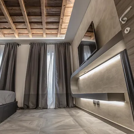 Davinci Near Duomo *