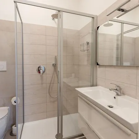 Guesthost - Business Balcony Flat *