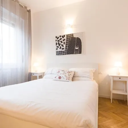 Apartment House Of Mirrors Milan