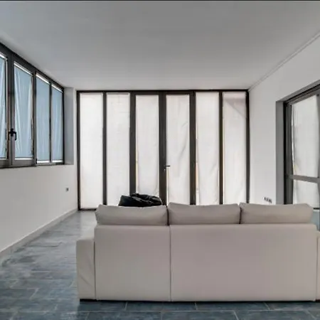 Modern In Maciachini Area Apartment