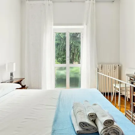 Bright Flat With Shared Garden Apartment