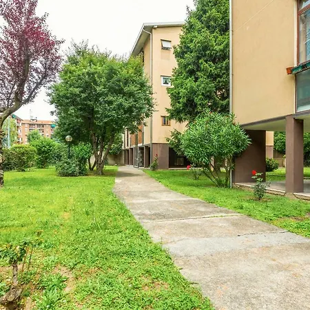 Bright Flat With Shared Garden Apartment