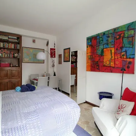 The Happiness House! Apartment