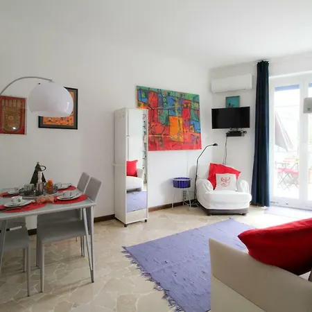 The Happiness House! Apartment