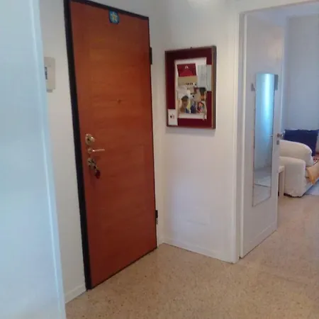 Stanza In Condiviso Arredato Homestay *