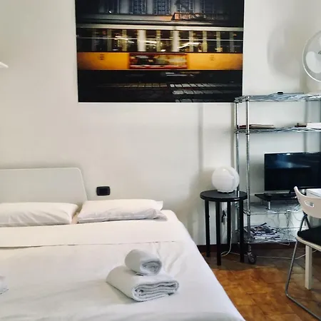 Cozy Central Studio - Porta Romana 아파트