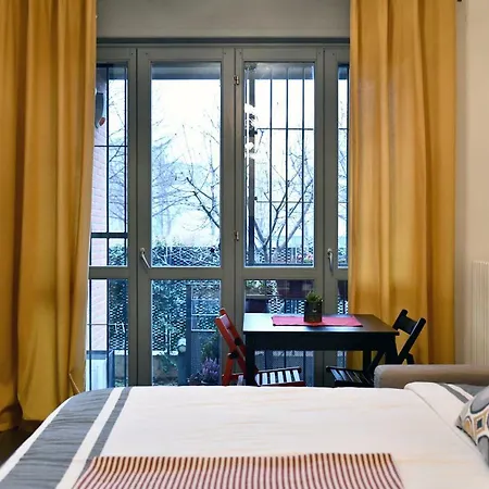 דירה Flat With Private Garden- Direct Metro Connection To Duomo In 15 Min מילאנו