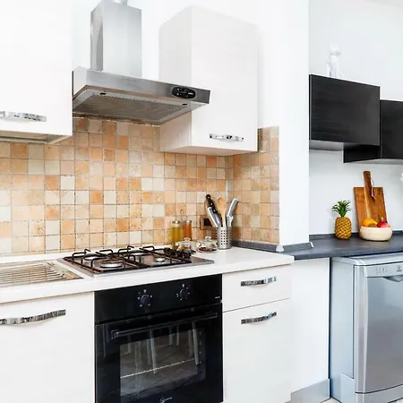 Four Bedroom Near Metro Apartment *