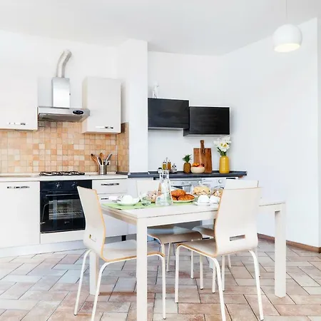 Apartment Four Bedroom Near Metro