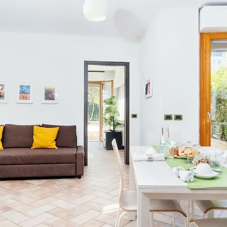 Four Bedroom Near Metro Apartment