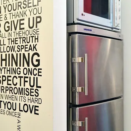 Flat With Private Garden- Direct Metro Connection To Duomo In 15 Min דירה מילאנו