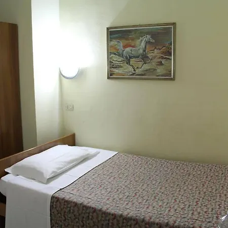 Leonardo Da Vinci Hotel *