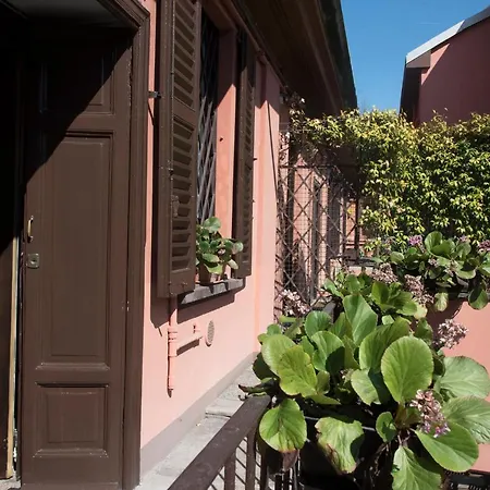 Peaceful Court In Shopping District Милан