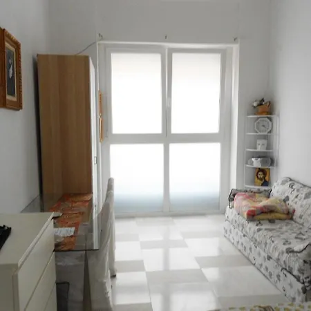 Modern White Near M1 Pasteur Milánó