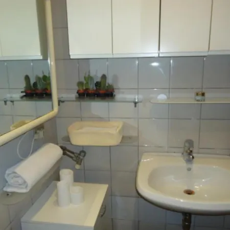 منزل للإقامة Private Bedroom With Private Bathroom ميلان