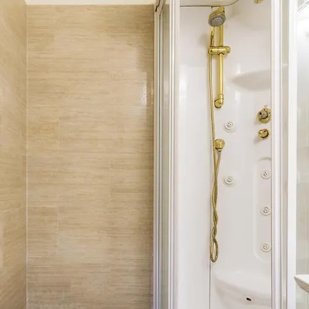 Exclusive 4Bdr Apartment Near Duomo *
