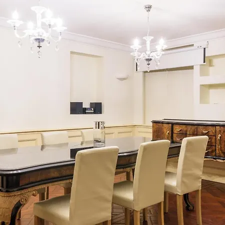 Exclusive 4Bdr Apartment Near Duomo Mailand