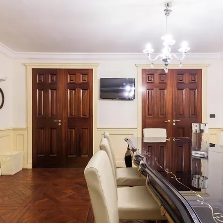 Exclusive 4Bdr Apartment Near Duomo Mailand