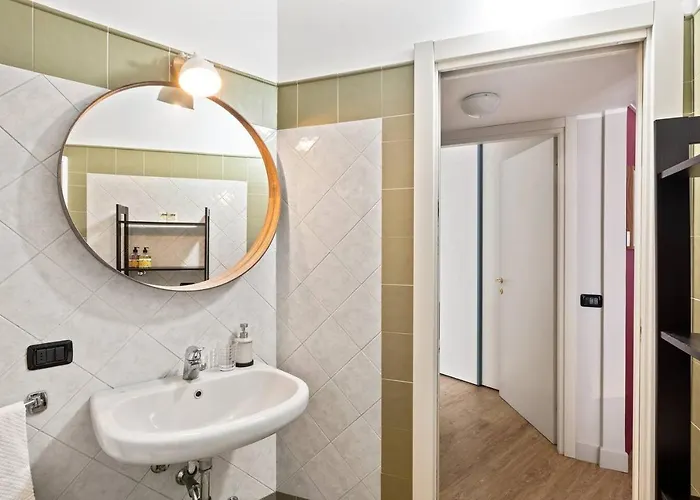 Guesthost - Navigli & Porta Genova M2 Cozy Апартаменты