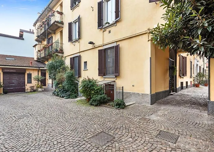 Guesthost - Navigli & Porta Genova M2 Cozy Апартаменты *