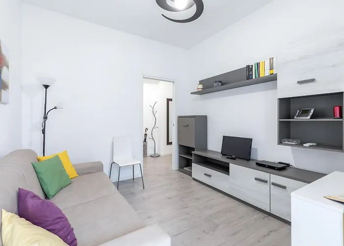 Piazza De Angeli M1 Comfortable Flat With Balcony *