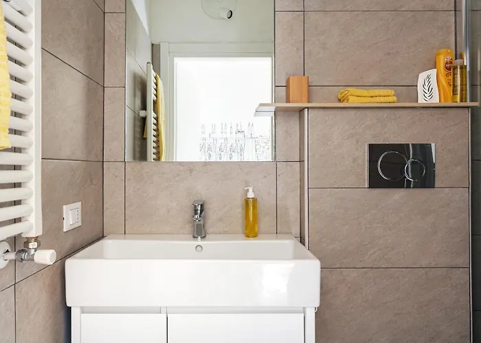 A Yellow Touch - Modern In Isola * Milan