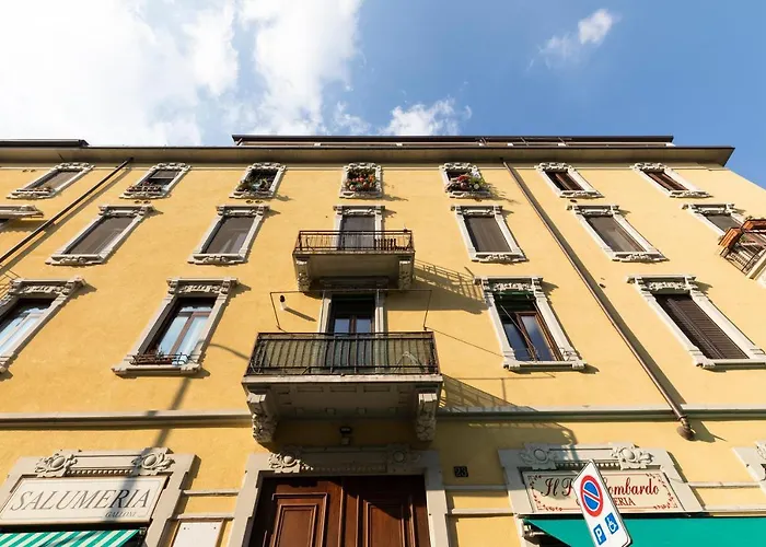 Colorful Porta Romana Apartment