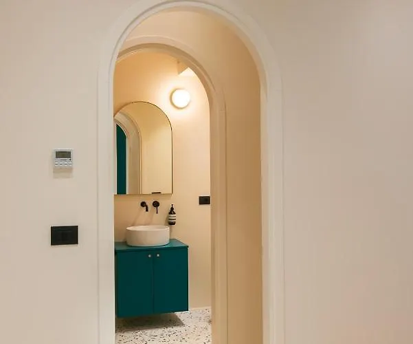 Youhosty - Borgonuovo 4 *