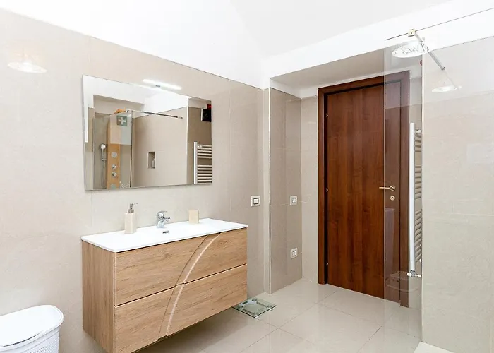 The Wine Cave, Spacious 2Bdr 100Sqm Apartment, Steps From Milano Centrale, Ideal For Large Families And Groups - Strong Wifi * מילאנו